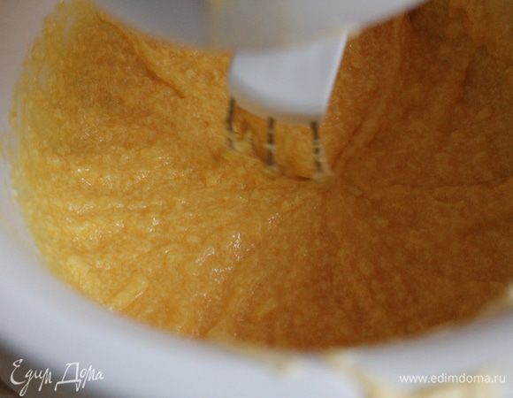 Смешаем желтки, сметану, сахар и маргарин ..