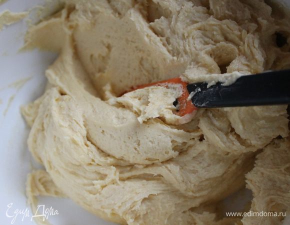 добавляем муку и разрыхлитель..получается такое тесто..мягкое