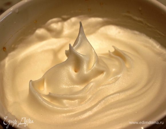 Отдельно взбить белки до состояния плотной пены...постепенно ввести жидкий мед, продолжая взбивать