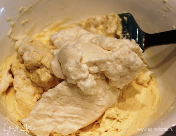 Аккуратно ввести белки в тесто...перемешивать лопаточкой до однородности. После этого тесто станет воздушнее