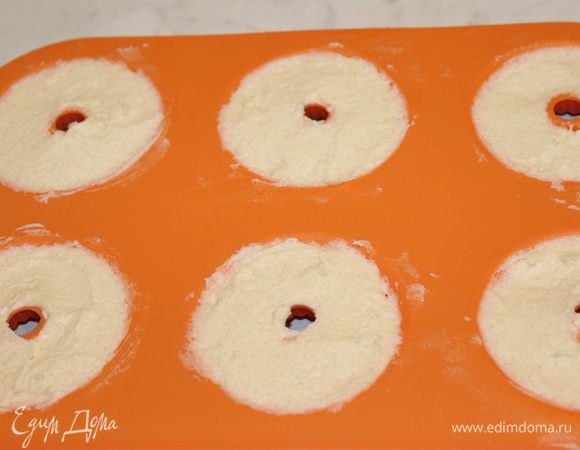 Наполнить полученным тестом формочки (у меня силиконовые) при помощи двух чайных ложек. Печенье по этому рецепту необходимо готовить обязательно в формочках, иначе получатся лепешки:-)