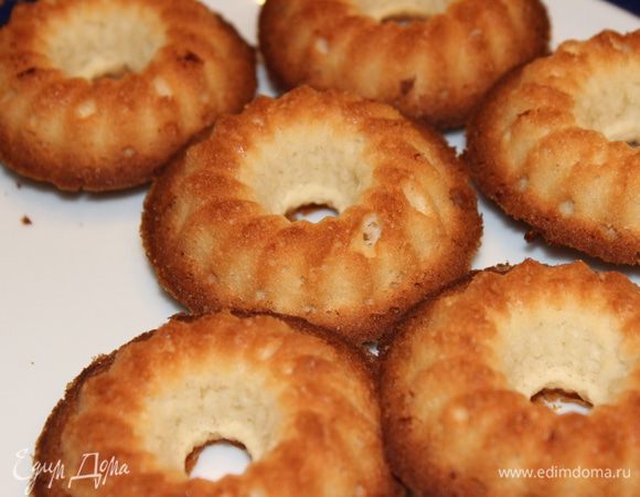 Поначалу кажется, что печенье не совсем готово, т.к. в горячем виде оно очень мягкое (словно бисквитное). Но пройдет совсем немного времени и оно станет хрустящим и рассыпчатым