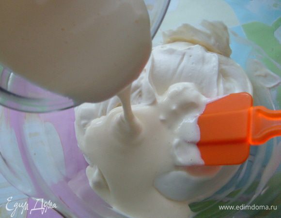 В получившуюся массу влить половину яичной смеси и аккуратно, но тщательно перемешать.