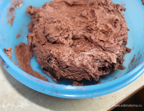 в одну часть добавим 3 ст.л. какао и 3 ст.л. муки, замесим и поставим в морозильную камеру.