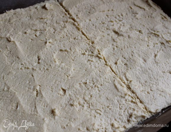 другие 2 части надо распеределить на листах, но я сделала на одном листе размером 38 на 20 см, получился один большой пласт, но разделим его пополам, потому что будем делать с разной начинкой.