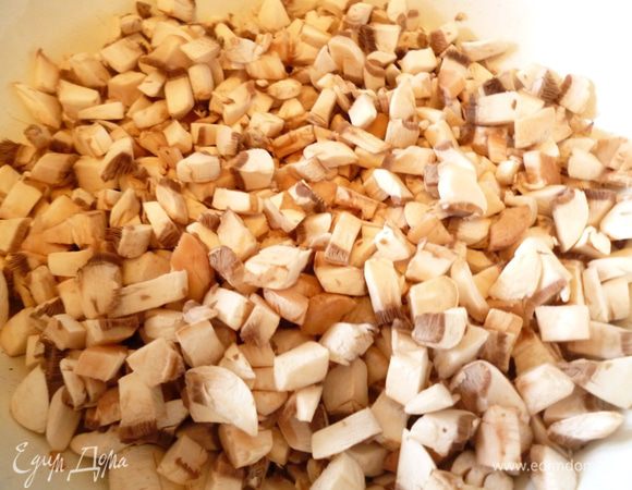 Грибы и репчатый лук почистить и нарезать мелким кубиком. Обжарить на растительном масле сначала лук до прозрачности, затем добавить грибы и обжарить до полного испарения жидкости. Остудить.