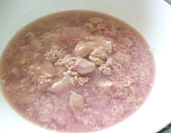 Куриную печень очистить от жилок и обдать кипятком и слить воду. Остудить.