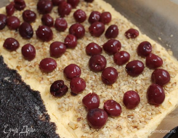 на другую часть на орехи выкладываем вишни из банки. Я брала вишню, сливала  сок, слегка обсушила...