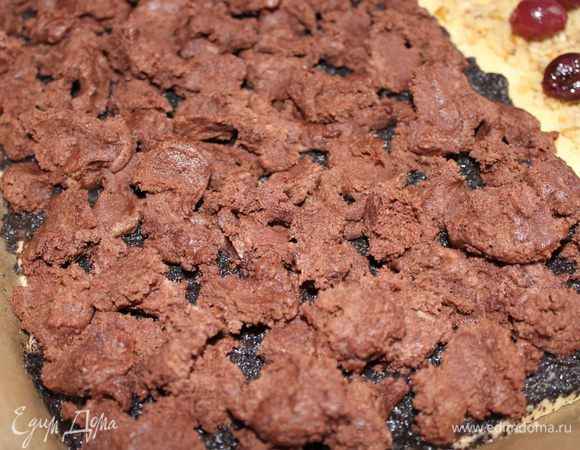 достаем наше тесто с морозилки и натираем на терке, но у меня оно не замерзло, я его просто нарвала на кусочки..