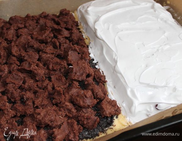 выкладываем наши белки на вишню..такой получается у нас пирог, с одной стороны мак с шоколадным тестом, с другой - орех , вишня и  белки. 