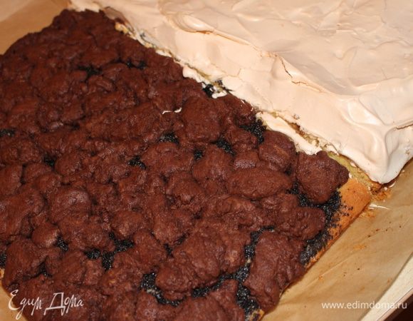 выпекаем наш пирог 45 мин. при 160 гр., достаем, даем остыть... и разрезаем пополам..