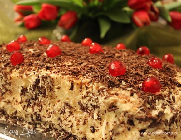 обмазываем наш пирог со всех сторон кремом и обсыпаем тертым шоколадом..даем обязательно настояться ночь. Еще я украсила вишней. Приятного!