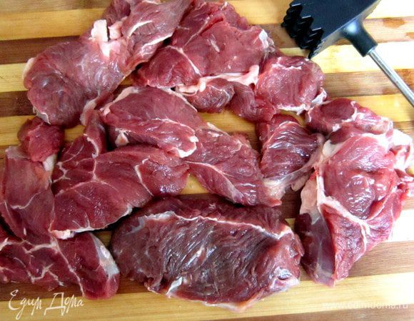 Мясо промыть, хорошо просушить бумажным полотенцем. Нарезать мясо поперёк волокон ломтиками толщиной в 1 см, слегка отбить, смазать растительным маслом.