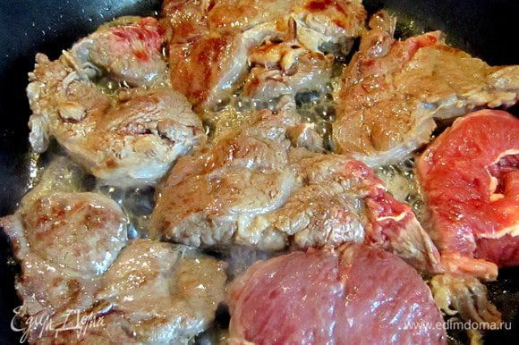 Хорошо разогреть сковороду, обжарить на ней мясо с обеих сторон в течение 3 - 4 минут. Вынуть, посолить, поперчить по вкусу.