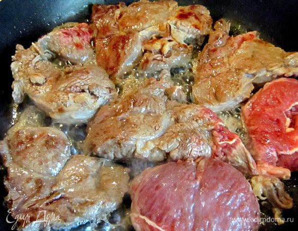 Хорошо разогреть сковороду, обжарить на ней мясо с обеих сторон в течение 3 - 4 минут. Вынуть, посолить, поперчить по вкусу.
