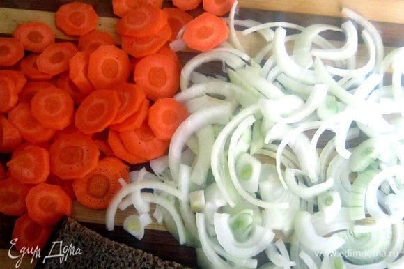 Лук и морковь почистить, нарезать лук полукольцами, морковь порезать кружочками.