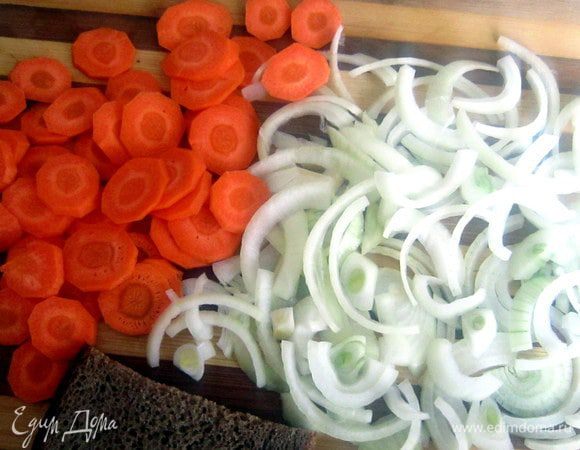 Лук и морковь почистить, нарезать лук полукольцами, морковь порезать кружочками.