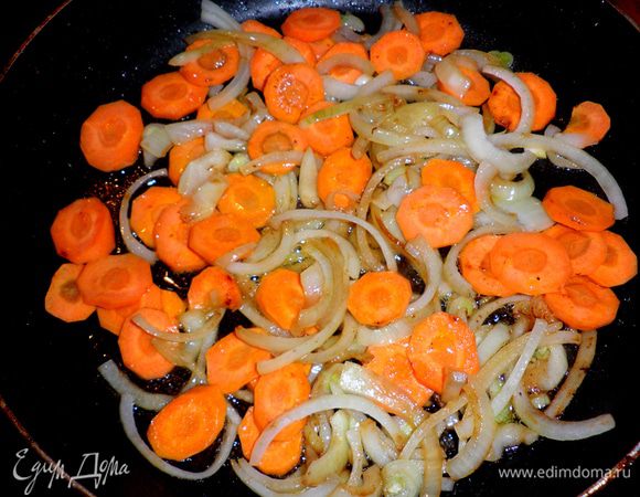 Разогреть в сковороде сливочное масло, обжарить на нем овощи до мягкости.