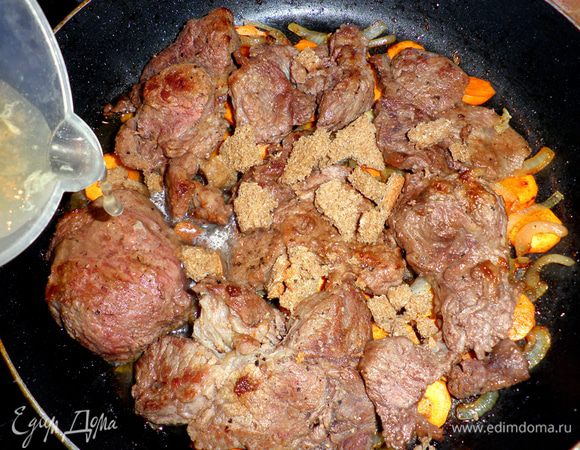 На овощи выложить обжаренное мясо, сверху раскрошить ржаной хлеб и залить бульоном. Накрыть крышкой и тушить на среднем огне 30 -40 мин.