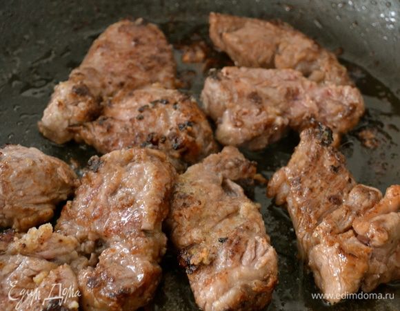 Обжариваем мясо на сковороде, где жарился лук, частями. У меня получилось обжарить двумя партиями! )) Добавляем к мясу стекший с лука сок (жир)...