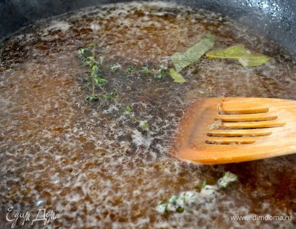 Обжарив все мясо, отложим его в сторону. А на пустую сковороду выливаем пиво, добавляем тимьян, лавровый лист... Лопаткой пытаемся "очистить" дно сковороды от всех зажарок!!! (чаще для этих целей используют вино...) 