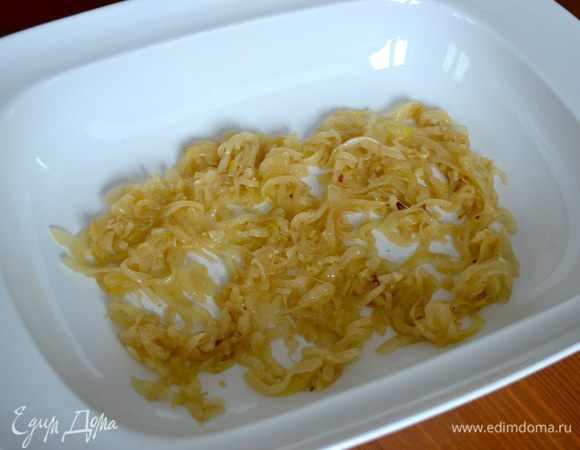 Берем керамическую (или стеклянную) форму для запекания с высокими бортами. Выкладываем на дно формы половину лука.