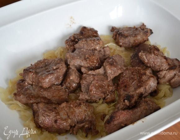 На лук выкладываем половину мяса.