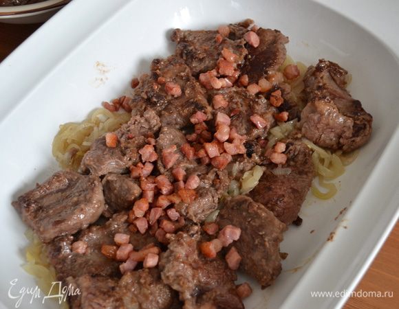 На мясо выкладываем половину бекона.