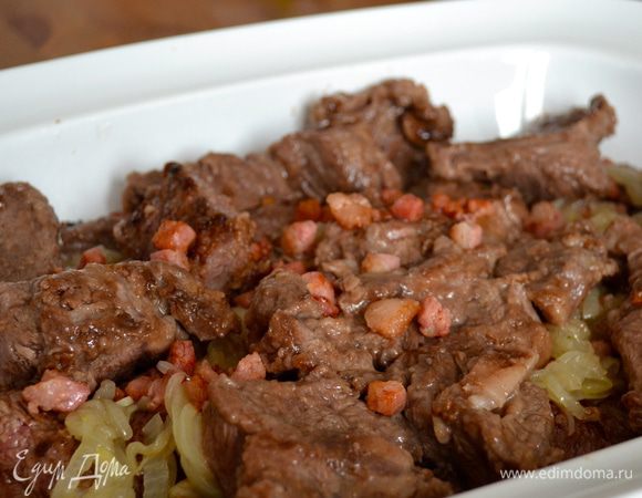 Еще раз повторяем со всеми слоями: лук, мясо и бекон. Заливаем все соусом со сковороды... 