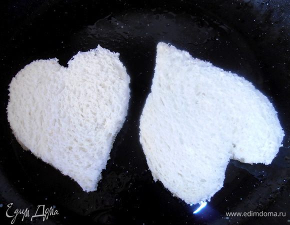 Обжариваем с двух сторон немного или подрумяниваем в тостере.