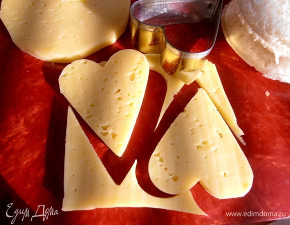 В это время из двух кусочков сыра вырезаем формочкой два сердечка.