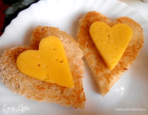 Кладём сыр прямо на тёплые гренки.Сыр немного подтаивает от их тепла и мне так очень нравится!