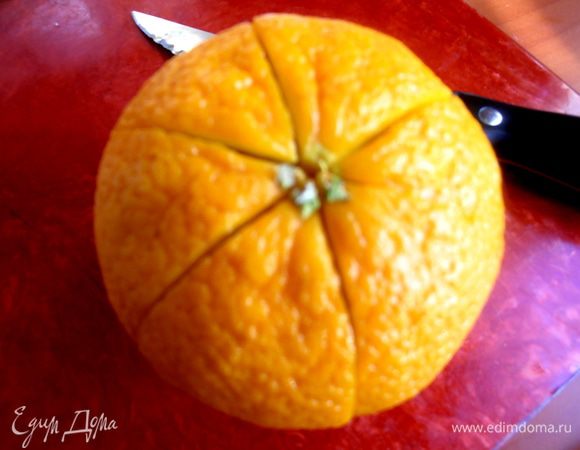 Чистый апельсин надрезаем на доли...