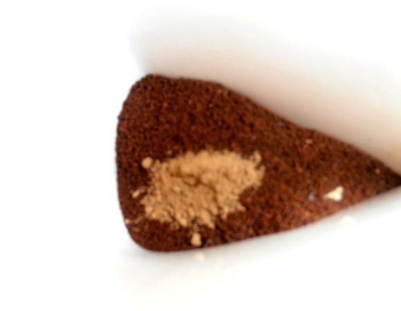 Настал черёд сварить кофе!Можно"ленивый"вариант:насыпать в красивую чашку чайную ложку вкуснейшего кофе+корица на кончике ложки (как я люблю,но у всех женщин вкусы разные!)...