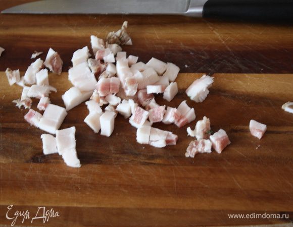 Нарезать сало мелкими кубиками.