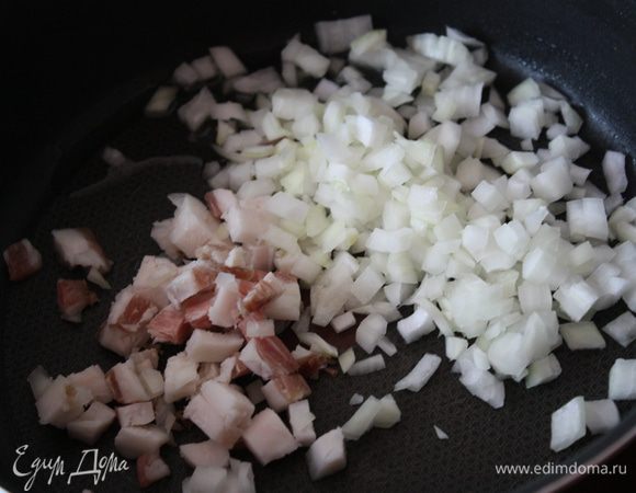 Нарезать мелко-мелко луковицу и отправьте вместе с салом в разогретую сковороду. Обжариваем до золотистости лука.