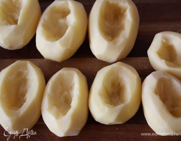 В очищенных картофелинах делаем углубления, чтобы они стали похожи на чашечки.