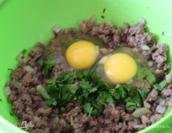 выкладываем фарш в любую миску, добавляем туда петрушку, яйца, солим, перчим и тщательно все вымешиваем.