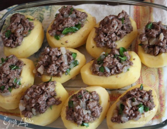 Теперь наполняем нашим фаршем картофельные чашечки и складываем в жаропрочную форму.