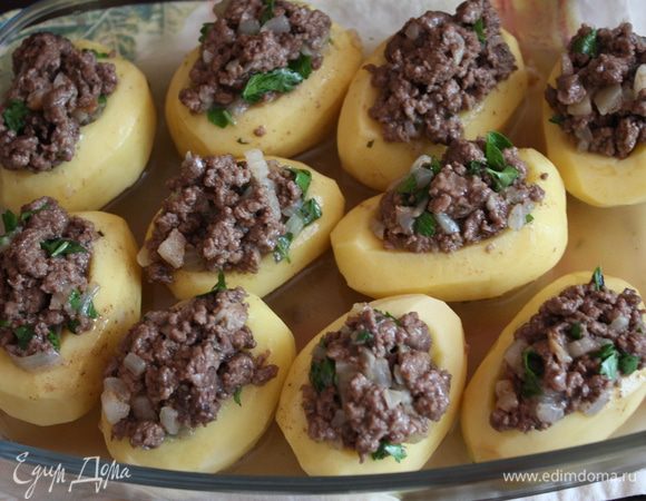 Заливаем горячим бульоном или водой и отправляем в духовку при 200 градусах на 1 час.