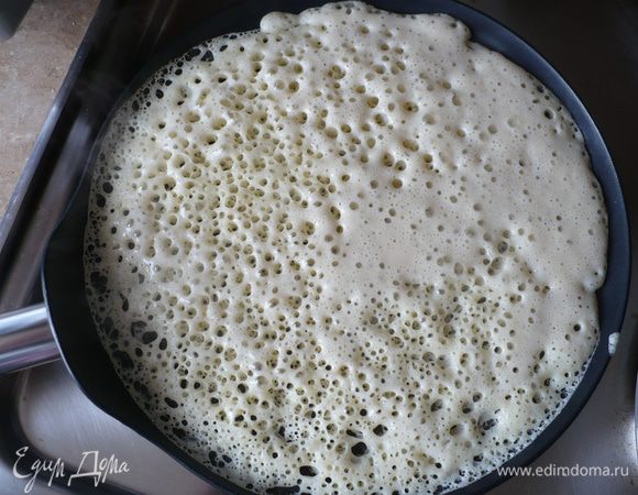 Добавляем воду в тесто и снова перемешиваем. Накрываем полотенцем и ставим в тепло подходить на 1 час. 