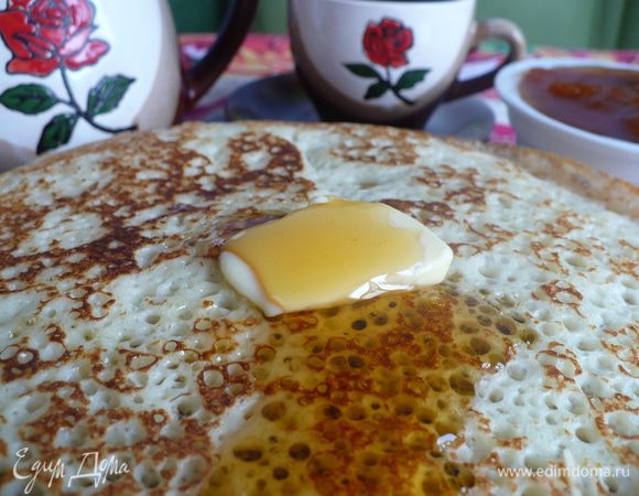 Готовое тесто уже не перемешиваем, просто аккуратно набираем в половник и выпекаем блины. 