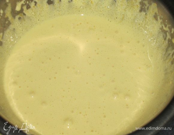 Бисквит: Отделить белки от желтков. Взбить желтки с 75 г сахара  до получения кремообразной массы светлого цвета. 