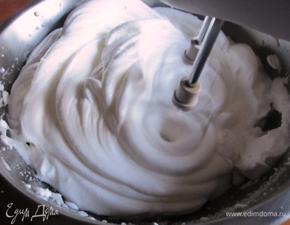 Взбить белки 5 минут до устойчивых пиков, ввести оставшуюся часть сахара и продолжить взбивать ещё несколько минут до гладкого состояния. 