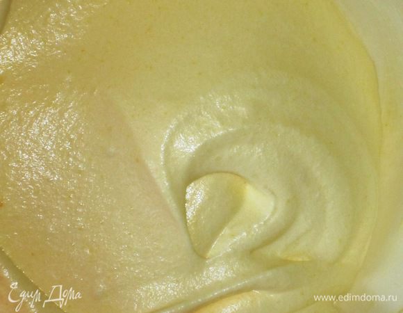 Во взбитые желтки ввести белки   и аккуратно перемешать до однородности. 