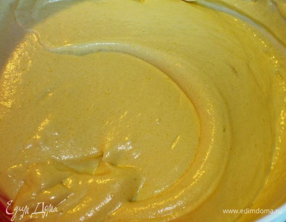 Просеять муку с крахмалом и ванилином и постепенно ввести в яичную массу. Аккуратно перемешать деревянной ложкой движениями снизу вверх.