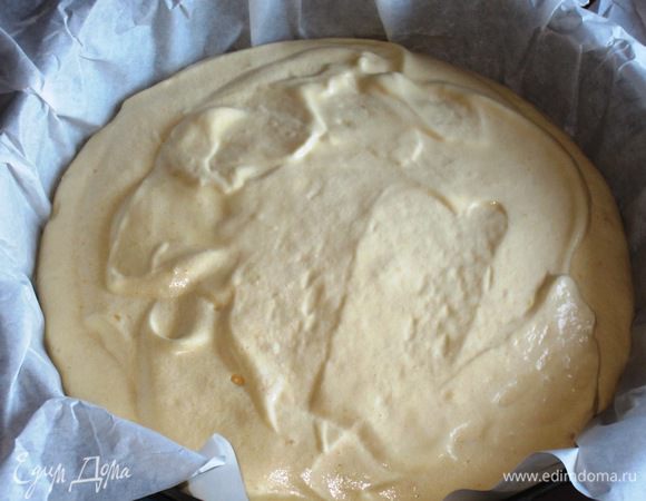 Форму (диаметром 28 см)смазать сливочным маслом и присыпать мукой или выложить пергементом. Выложить тесто в форму и разровнять поверхность.