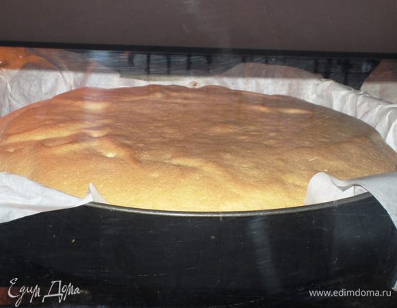 Выпекать в разогретой до 180°С духовке 35-40 минут. Готовность проверить зубочисткой. Готовый бисквит остудить на решетке. 