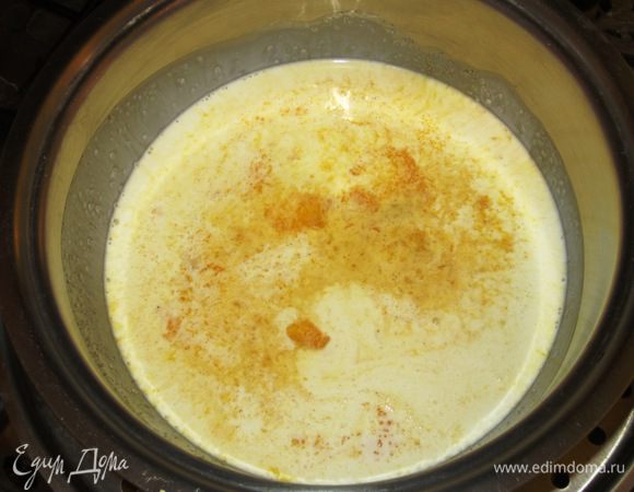 Отделить белки от желтков. В кастрюле смешать сливки, желтки и сахар (65г).Поставить на водяную баню и варить на слабом огне, непрерывно помешивая. 