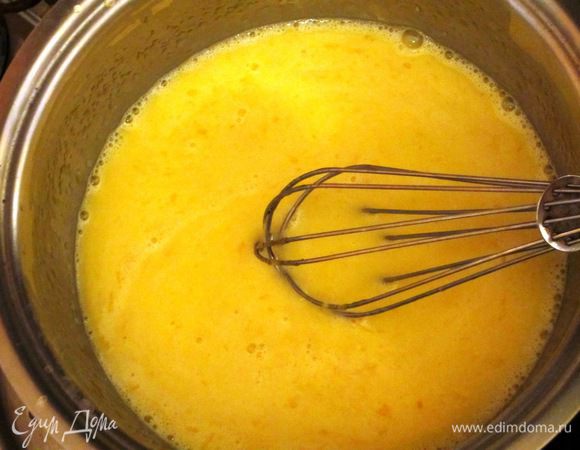 Как только масса начнёт густеть, добавить лимонный сок, цедру и продолжить взбивать венчиком до загустения крема. 